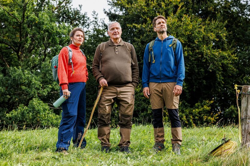(v.l.n.r.) Isabella Kroiß (Diane Willems); Georg Kroiß (Christian Hoening); Fabian Kroiß (Oliver Franck) – Bild: Joyn /​ Marina Geckeler