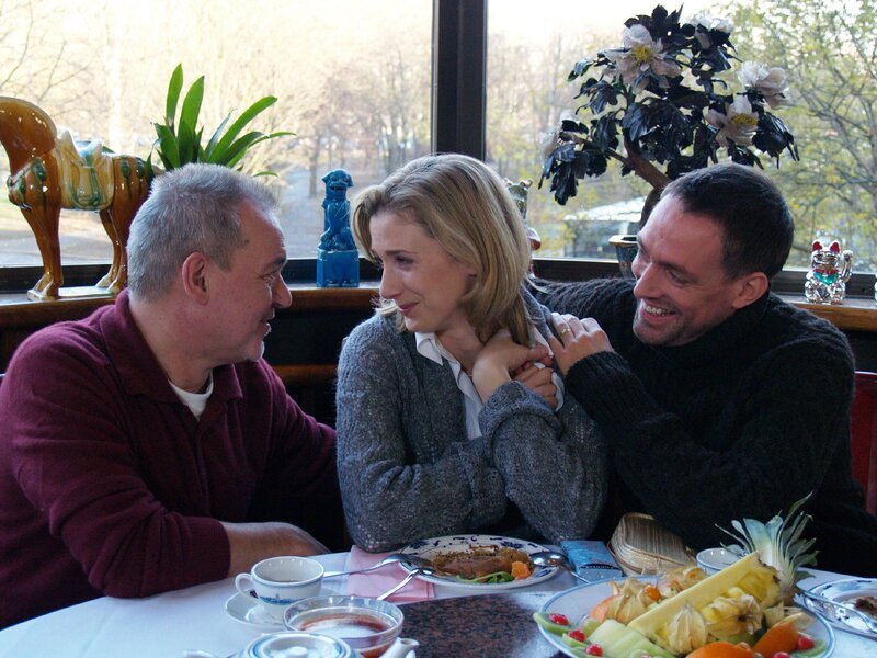 Weil er sich mitschuldig fühlt, dass Iris’ (Kristin Meyer) Portemonnaie auf einer Sightseeing-Tour geklaut wurde, bietet Daniel (Hans Christiani, li.) ihr und Alexander (Nik Breidenbach) aus schlechtem Gewissen an, bei ihm unterzukommen. – Bild: RTLN