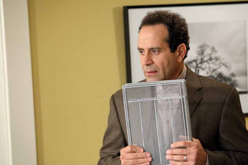 Die Ermittlungen in einem Mordfall führen Monk (Tony Shalhoub) zu einem Flüchtlingshilfswerk für Emigranten aus dem osteuropäischen Land „Zemenien“ und dort passiert etwas Unfassbares:  Monk verliebt sich … – Bild: ORF/​Universal/​Carol Kaelson