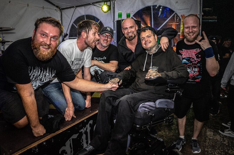 Gabor Schneider posiert mit der Band "Sympathy for the Devil". – Bild: MDR/Jörg Baumgarten Gabor Schneider posiert mit der Band "Sympathy for the Devil". – Bild: MDR/Jörg Baumgarten