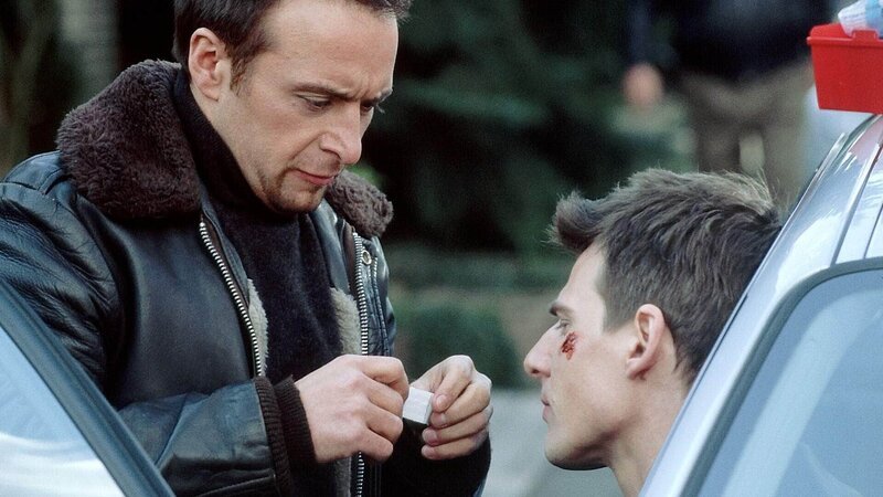 Tom (Rene Steinke, re.) und Semir (Erdogan Atalay) haben versucht, den skrupellosen Geiselgangster Walter Fromm festzunehmen, doch Fromm konnte fliehen. – Bild: RTL /​ Gordon Muehle