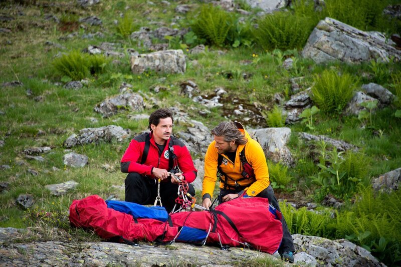 Die Bergretter Tobias Herbrechter (Markus Brandl, l.) und Markus Kofler (Sebastian Ströbel, r.) bergen eine vor Jahrzehnten am Berg verunglückte junge Frau. – Bild: ORF/​ZDF/​{Ihr Name}
