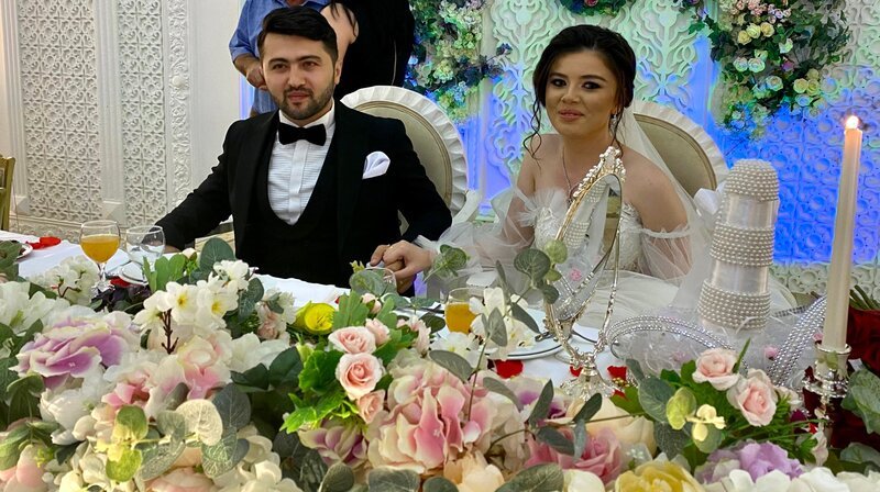  Babek und Gulnura geben fast 15.000 Euro fÃ¼r ihre Hochzeitsfeier im engsten Familienkreis aus. Es sind 150 GÃ¤ste dabei.  – Bild: NDR/​ARTE/​TELLUX-Film GmbH/​Till L