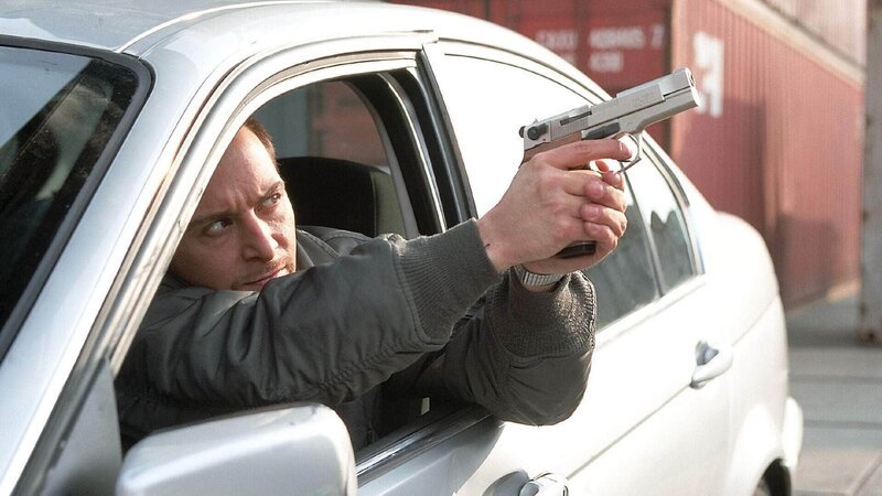 Semir (Erdogan Atalay) ist in seinem Wagen eingeschlossen und wird vom Zuhälter Van Cleef beschossen. – Bild: RTL /​ Guido Engels