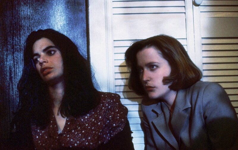 L-R: Maggie Holvey (Helene Clarkson), Dana Scully (Gillian Anderson) – Bild: TNSE