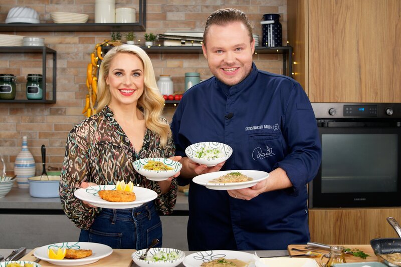 Silvia Schneider, Richard Rauch („Champignonschnitzerl und Erbsenreis“ und „Gebackenes Schweinsschnitzerl mit Erdäpfelsalat“). – Bild: ORF/​Silvia Schneider GmbH/​Juraj Melicher