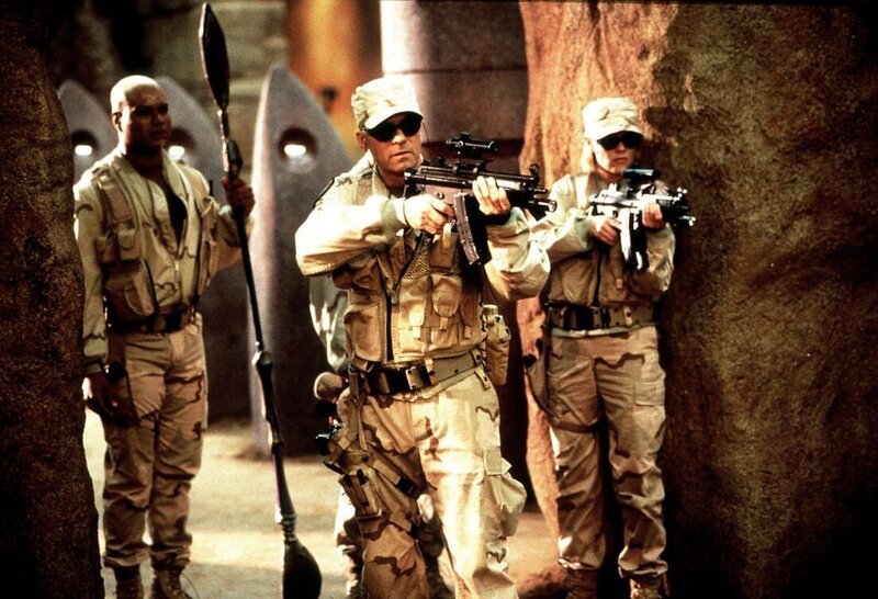 Jack (Richard Dean Anderson, mi.), Teal’c (Christopher Judge, li.), Carter (Amanda Tapping) und Daniel reisen nach P4X-639. Dort beginnt für Jack und Teal’c der Horror. Sie erleben immer wieder die gleichen zehn Stunden … – Bild: S RTL2