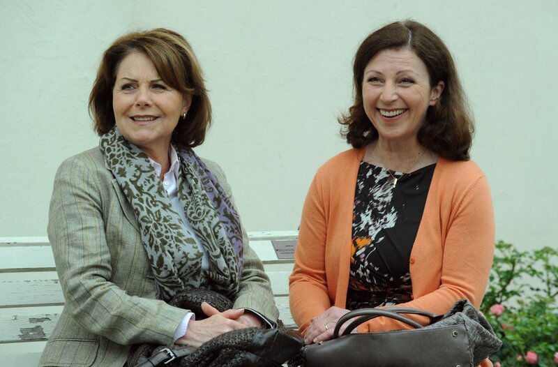 Rosi und Ella reden über Ellas Zukunft. Von links: Rosi Brunner (Brigitte Walbrun) und Ella Westenrieder (Bettina Redlich). – Bild: BR/​Marco Orlando Pichler