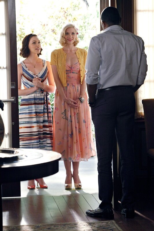 Wenn Lemon (Jaime King, M.) und Annabeth (Kaitlyn Black, l.) vor seiner Tür stehen, bleibt Lavon (Cress Williams, r.) gar nichts anderes übrig, als sich für ihr Schildkrötenrennen zu engagieren. Auch wenn er dadurch ein spannendes Duell bei Wade verpasst … – Bild: Warner Bros. Lizenzbild frei