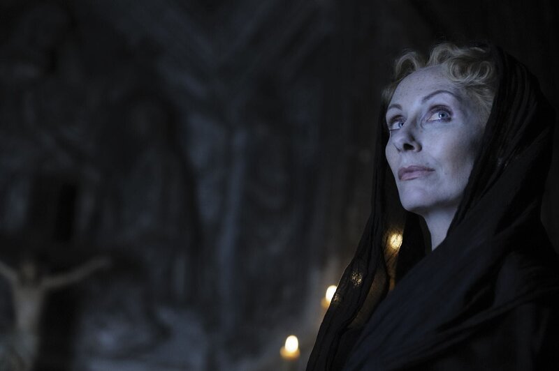 Adriana de Mila (Andrea Sawatzki) – Bild: Kineos