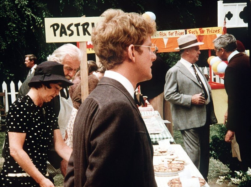 Der junge, talentierte Lyle Thomason (Dennis Kort) ist mit John-Boy übers Wochenende nach Waltons Mountain gekommen. Hier sollen zwei Fliegen mit einer Klappe geschlagen werden, denn beide haben Nachhilfe dringend nötig … – Bild: Sat.1 Gold