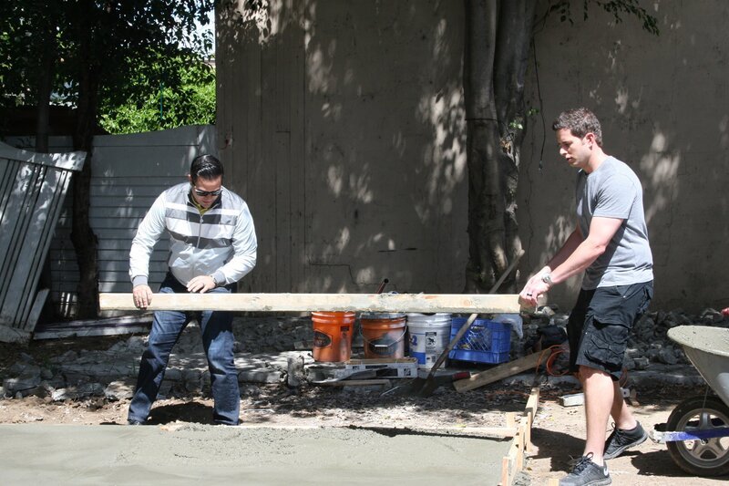 Müssen tatkräftig anpacken: Tarek El Moussa (r.) und Jessie Rodriguez (l.) … – Bild: 2014, HGTV/​Scripps Networks, LLC. All Rights Reserved Lizenzbild frei