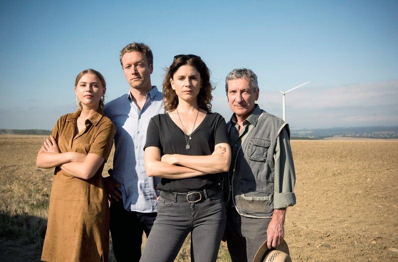 Das Team für das Saarland: Kommissarsanwärterin Lisa (Jeanne Goursaud), Kommissar Freddy Breyer (Robin Sondermann), Hauptkommissarin Judith Mohn (Christina Hecke) und der Ex-Ermittler Markus Zerner (Rudolf Kowalski). – Bild: ZDF/​Network Movie/​Martin Valentin Menke