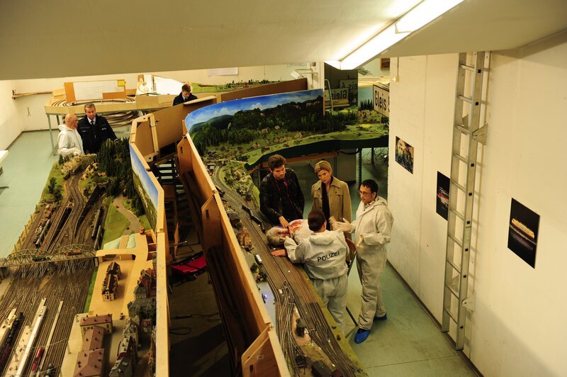 Martina Seiffert (Astrid M. Fünderich, 2.v.l.), Jo Stoll (Peter Ketnath, l.), Jan Arnaud (Mike Zaka Sommerfeldt, 2.v.r.) und Prof. Lisa Wolter (Eva Maria Bayerwaltes, l.). – Bild: ZDF /​ Markus Fenchel