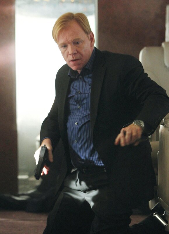 Als Horatio (David Caruso) realisiert, dass die Crew des Flugzeuges mit Jack Toller unter einer Decke steckt, ist es bereits zu spät: In dem Chaos konnte Toller fliehen … – Bild: RTL