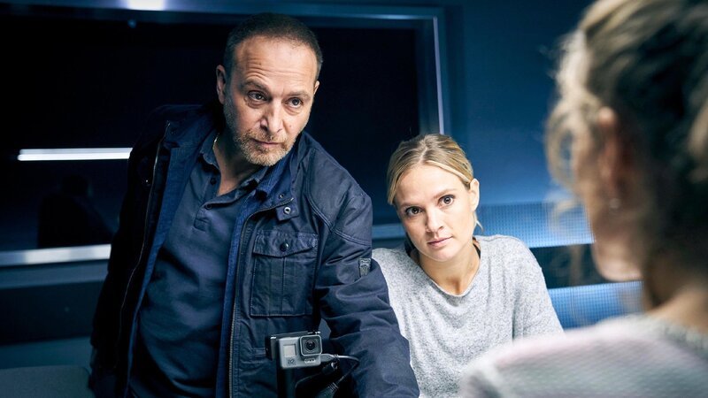 Vicky (Pia Stutzenstein) und Semir (Erdogan Atalay) befragen Claudia (Marie Rönnebeck, r.) zu einem Verdächtigen. – Bild: RTL /​ Guido Engels