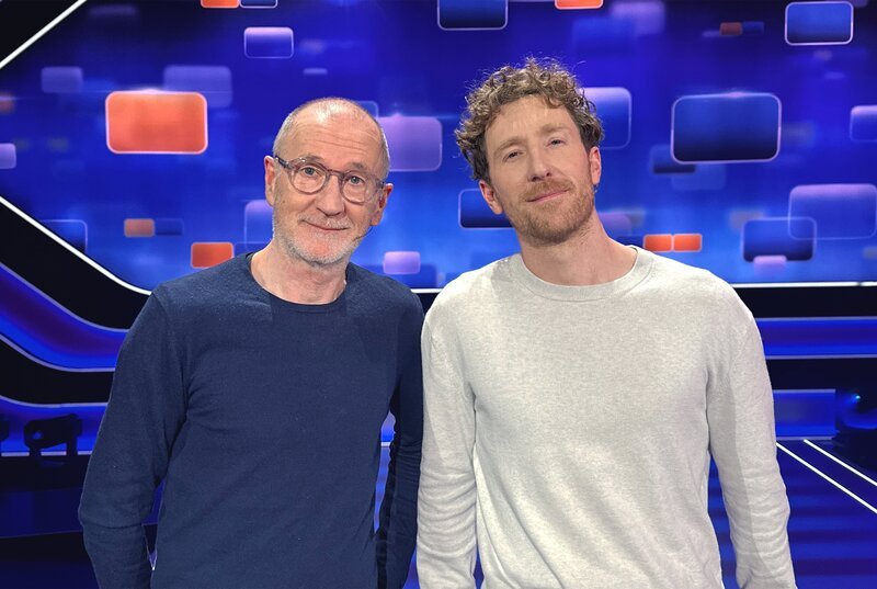 Quizmasterin Team ‚Vater & Sohn‘: Peter Lohmeyer (l.) und Louis Klamroth (r.). – Bild: ARD/​ITV Studios