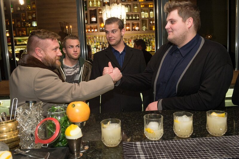 Uwe (Fabian Zahrt, l.) steckt mit seiner Begeisterung für die Beteiligung an der Bar auch Rico (Henri Tänzer, 2.v.r.) und Eric (Edmund Kunke, r.) an, die ihn unterstützen wollen (2.v.l. Philipp Stehler als Dennis). – Bild: RTL /​ Claudius Pflug