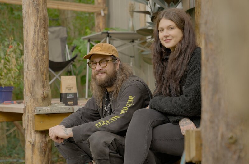 Auf dem Land nochmal neu anfangen, die Enge der Stadt mit ihrem Lärm und ihrem Dreck hinter sich lassen, um die Freiheit in der Natur zu finden – diese Sehnsucht spüren immer mehr Menschen. Victoria und Max haben ein altes Pfarrhaus im nördlichen Spreewald gekauft. – Bild: rbb/​Maurice Wilkering