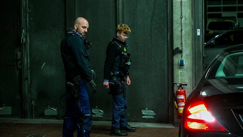 Officers checking a car in Wiesbaden in the shop – Bild: Warner Bros. Discovery, Inc. or its subsidiaries and affiliates. All rights reserved.