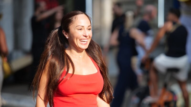 Monica Durazo before her rollerblading date with Bruno Bernardi. – Bild: Warner Bros. Discovery, Inc. or its subsidiaries and affiliates. All rights reserved. /​ Otavio Pacheco