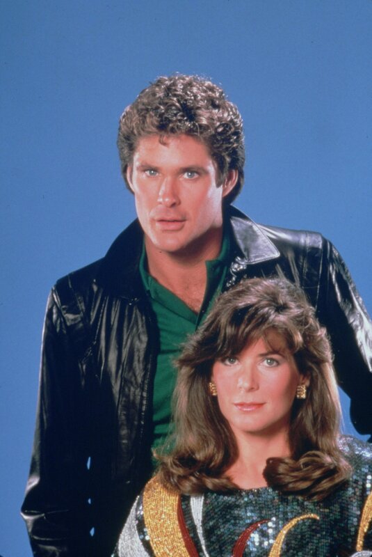 Bei seinen Einsätzen wird Michael Knight (David Hasselhoff, l.) von Dr. Bonnie Barstow (Patricia McPherson, r.) unterstützt. – Bild: NBCUniversal