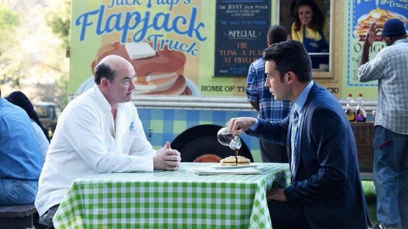 Bei den Untersuchungen der zerstückelten Leiche werden Sägemale gefunden. Das Opfer scheint in der Sportgemeinschaft der Holzfäller aktiv gewesen zu sein. Aubrey (John Boyd) nimmt sich ihre gewohnte Umgebung vor und sucht bei Jack Flap (David Koechner, l.) nach Hinweisen. – Bild: TVNOW /​ FOX