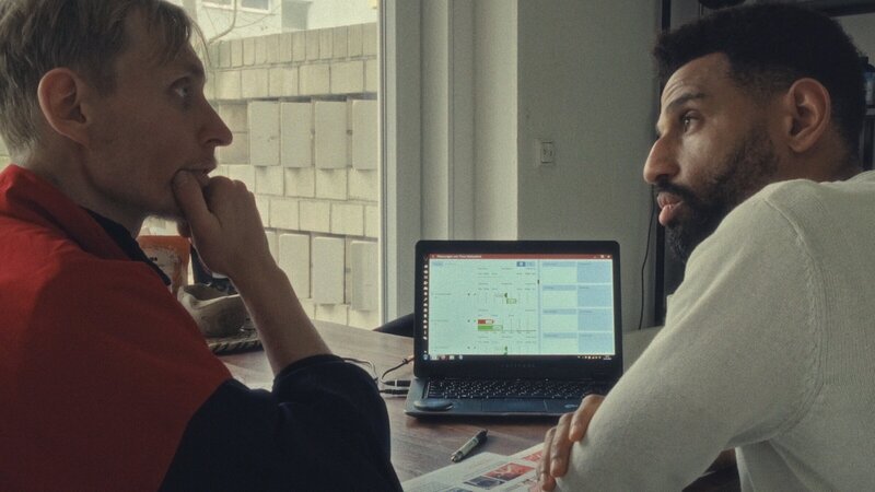 Der den Reichsbürgern nahestehende David alias „Mr. Raw“ (r.) führt bei Timo (l.) einen „Bioscan“ durch und verspricht ihm Heilung für die Stimmen in seinem Kopf. – Bild: ZDF und Julian Vogel /​ Wood Water Films /​ patatino