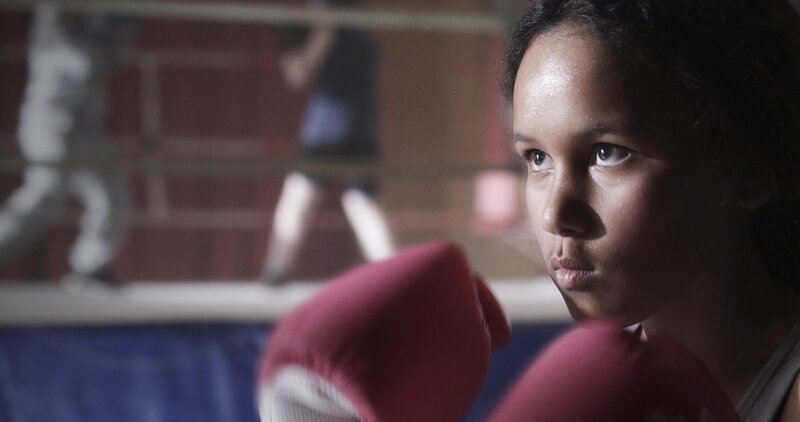 Nora (Naomi Hasselberg Thorsrud) versucht, ihren Frust über die gemeinen Anschuldigungen beim Boxen abzureagieren. – Bild: NDR/​NordicStories