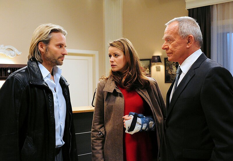 Michael (Erich Altenkopf, l.) äußert Bedenken, dass Gitti (Kathleen Fiedler, M.) schon so bald nach dem Unfall wieder für Werner (Dirk Galuba, r.) arbeiten will. – Bild: ARD/​Ann Paur