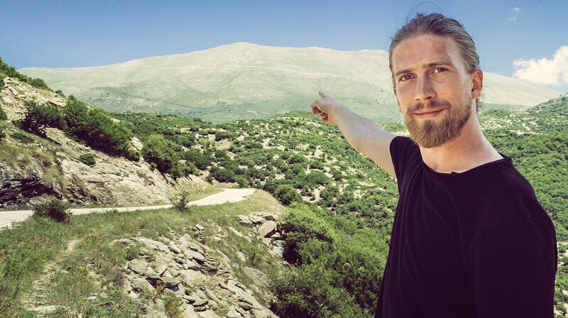 Valentin „Sarazar“ Rahmel vor dem Olympmassiv in Griechenland. – Bild: WDR/​Benjamin Gelhaar /​ WDR Kommunikation/​Redaktion Bild
