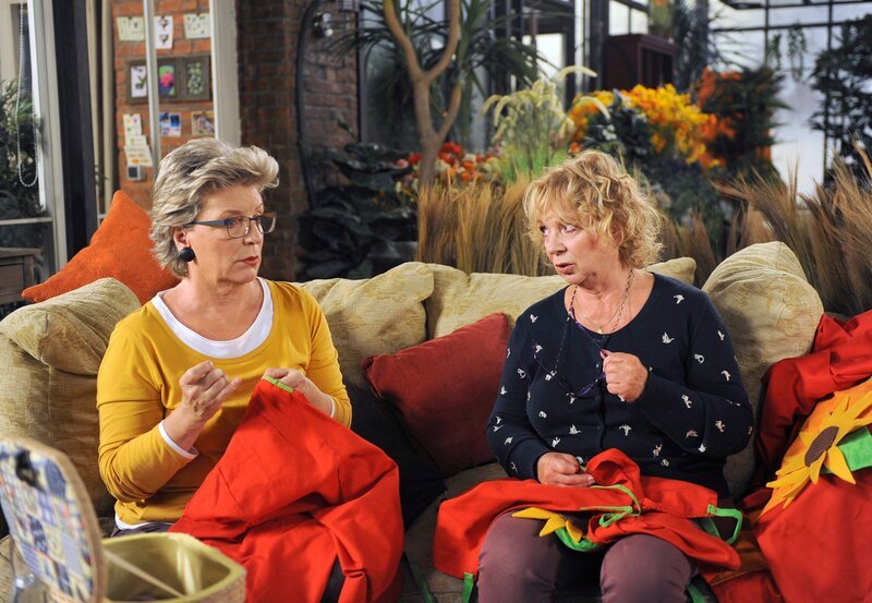 Erika (Madeleine Lierck-Wien, r.) weist Inge (Peggy Lukac, l.) zurecht, als diese andeutet, dass Erika und Hannes ein Paar werden könnten. – Bild: ARD/​Nicole Manthey