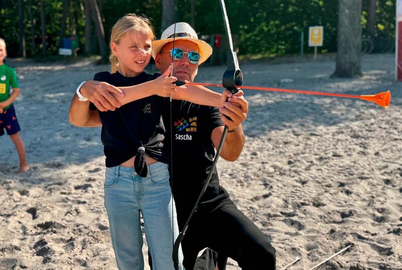 Sascha Grammelsdorff ist hauptberuflicher Jugendarbeiter in Berlin und kann auch auf dem Campingplatz in Prerow nicht aus seiner Haut. – Bild: NDR/​Till Lehmann
