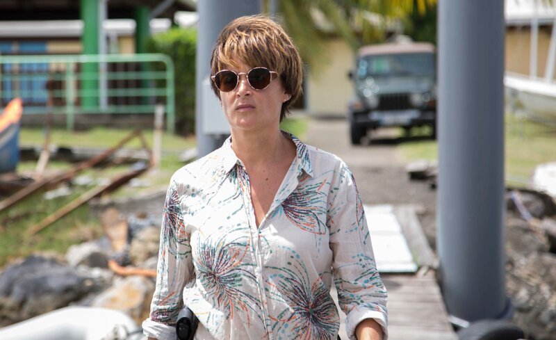 Nach einer Strandparty findet Kommissarin Gaëlle Crivelli (Béatrice de la Boulaye) die Leiche eines Mannes. Schon bald wird sie persönlich in den Mordfall verwickelt. – Bild: ZDF und Matthieu Guitteaud/​FTV