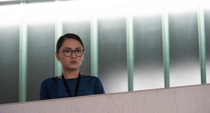 Thao (Mai Duong Kieu) überlegt die nächsten Schritte in ihrem Plan, an die Daten ihrer Konkurrenten ranzukommen. – Bild: ZDF und Letterbox Filmproduktion
