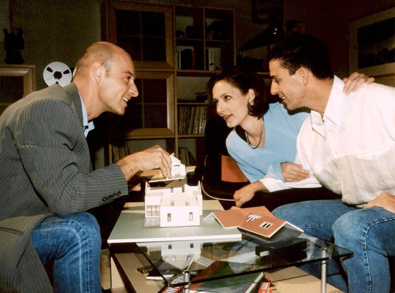 MDR Fernsehen IN ALLER FREUNDSCHAFT FOLGE 13, „Kinderwünsche“, am Dienstag (24.01.12) um 12:30 Uhr. Daniel Wander (Simon Licht) zeigt Nicolas Claasen (Martin Halm) und Maia Dietz (Ina Rudolph) das Modell des Hauses. – Bild: MDR