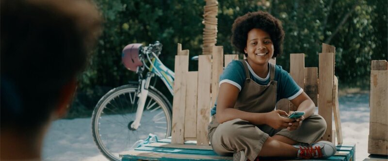 Noor (Maja Azila) mit dem Handy in der Hand. – Bild: BR/​VRT/​Nico Surings