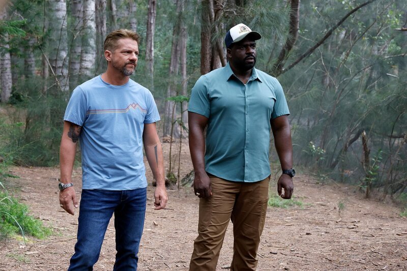 Orville „Rick“ Wright (Zachary Knighton, l.) und Theodore „TC“ Calvin (Stephen Hill)  +++ – Bild: RTL /​ MMXXIII CBS Studios Inc and Universal Television LLC. /​ Außerschulische Aktivitäten