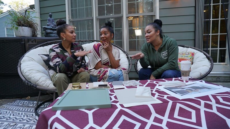 Egypt Sherrod showcasing the design plans with Kelly Rucker and Nichole Andrews, as seen on Married to Real Estate, Season 4. – Bild: Warner Bros. Discovery, Inc. or its subsidiaries and affiliates