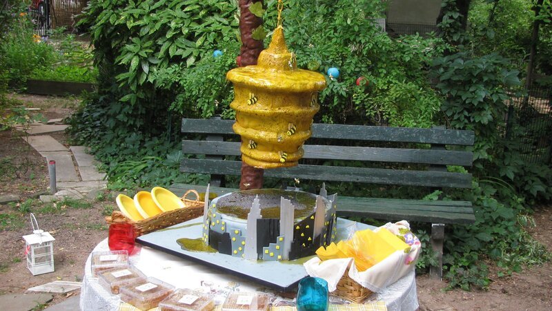 Finished honeybee cake at location. – Bild: Discovery Communications Inc/​Carlin Cwik/​Carlin Cwik