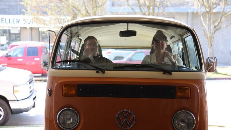 Leslie and Lyndsay driving their VW bus, Ginger. – Bild: Warner Bros. Discovery, Inc. or its subsidiaries and affiliates. All rights reserved.