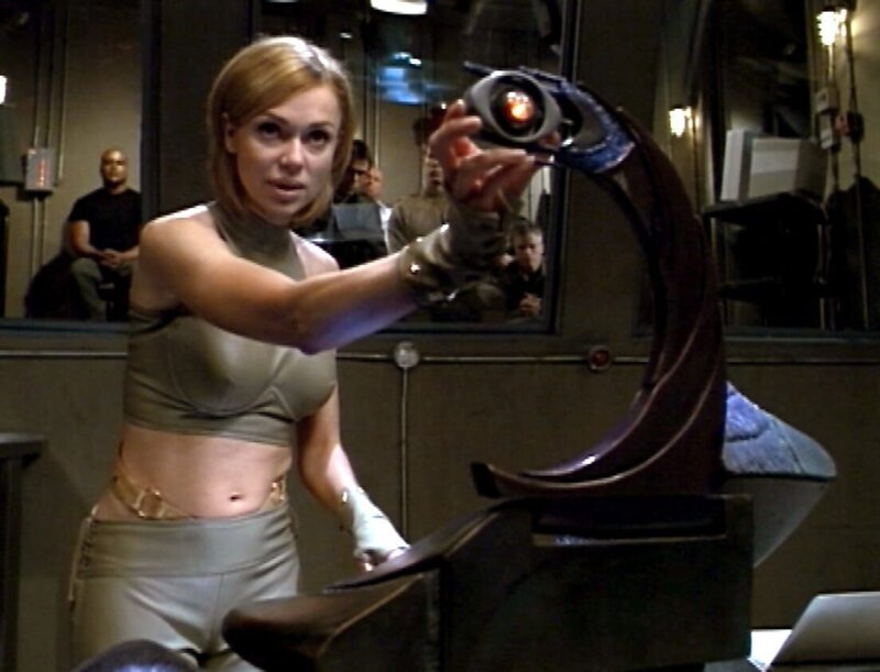 Freya (Vanessa Angel) hat ein Gerät entwickelt, mit dem sie anhand der Gehirnfunktion herausfinden kann, ob Mitglieder der SG-Teams „Za’tarc’s“ sind. – Bild: RTL II