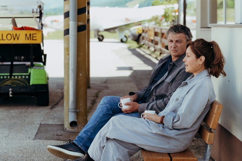 Dr. Martin Gruber (Hans Sigl) will den Panikattacken von Miriam Sterzinger (Carolin Vera) auf den Grund gehen. – Bild: ZDF /​ ORF /​ Sabine Finger