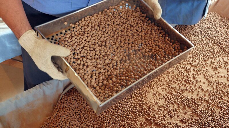 Aus bis zu 36 Zutaten besteht eine Arznei der tibetischen Medizin. – Bild: ZDF/​MDR/​Rolf Lambert