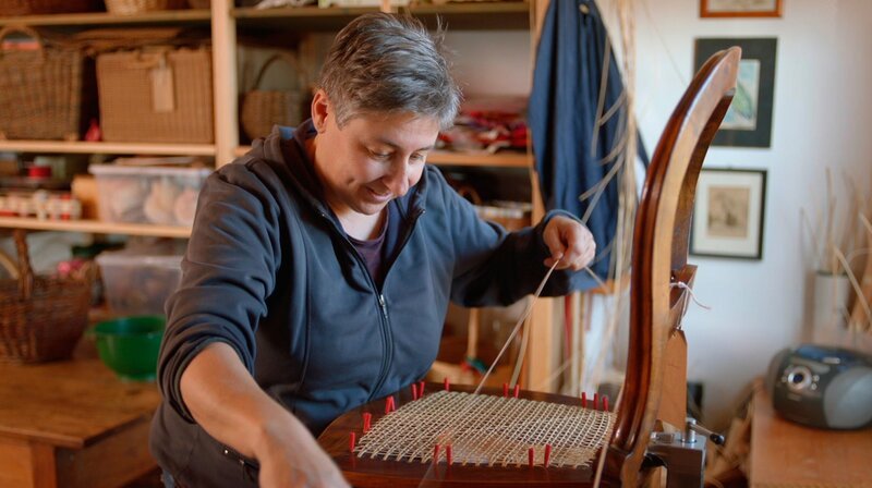 Das Wiener Geflecht, ein Flechtmuster, das seit Jahrhunderten verwendet wird. Vor allem Möbel zum Sitzen werden damit bespannt. – Bild: BR