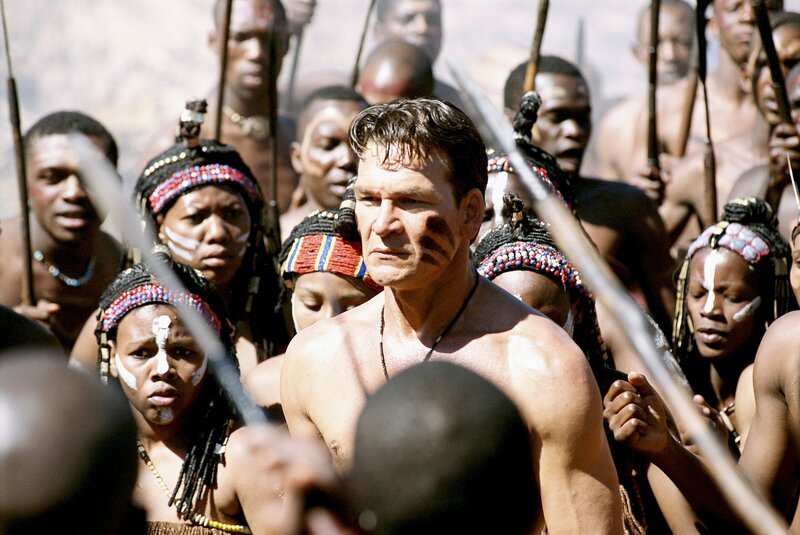 Der Abenteurer Allan Quatermain (Patrick Swayze) wird von kampflustigen Kriegern umzingelt. – Bild: RTL Zwei