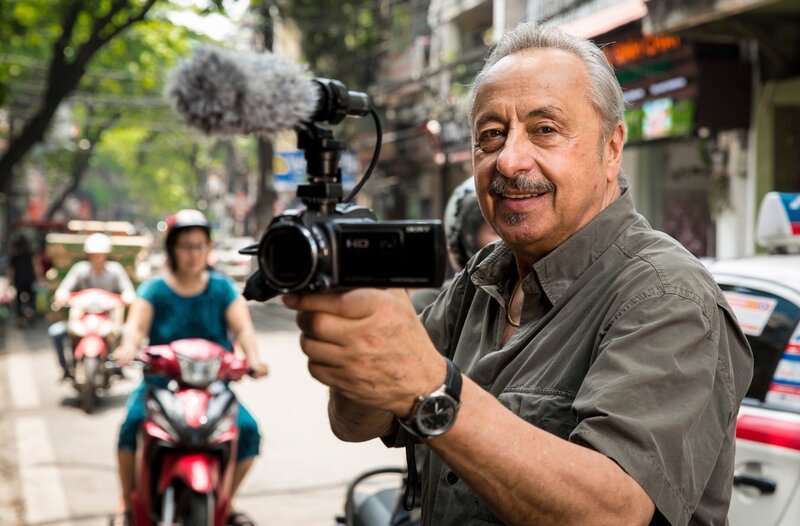 Das Leben von Wolfgang Stumph ist und bleibt seit Jahrzehnten rastlos und voller Arbeitswut. Im Porträt radelt der Kabarettist und Schauspieler durch sein geliebtes Dresden und in Berlin zu wichtigen Orten seines künstlerischen Schaffens wie Semperoper, Frauenkirche, Reichstag oder entlang des Elbufers. Mit all diesen Orten verknüpfen sich künstlerische Projekte, die bei Wolfgang Stumph immer einen biografischen, recht privaten Bezug haben.  Eine ostdeutsche Lebensgeschichte, die vom Kampf bestimmt ist: vom Flüchtlingskind zum Volksschauspieler. Zeitlebens ein Einzelkämpfer um Anerkennung, Liebe und die Verwirklichung seines Traums: einem gleichberechtigten Miteinander von Ost und West in einem gemeinsamen Land. – Bild: MDR/​Klingsor Media