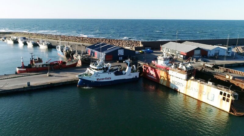 Die Iris, das neueste Schiff von "Kutterfisch" aus Cuxhaven liegt im dänischen Hanstholm. Von hier aus starten viele Fangschiffe aus ganz Europa in die Nordsee. – Bild: NDR/​Candeo
