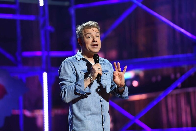 Michael Mittermeier ist kein aktueller Brennpunkt zu heiß, wenn es darum geht, die Welt wieder in den Griff zu bekommen. Oder noch wichtiger: Sich selbst in den Griff zu kriegen, wenn es die Welt schon nicht mehr schafft? – Bild: Willi Weber /​ ProSieben