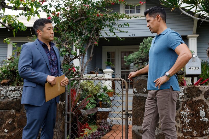 Detective Gordon Katsumoto (Tim Kang, l.) und Thomas Magnum (Jay Hernandez)  +++ – Bild: RTL /​ MMXXIII CBS Studios Inc and Universal Television LLC. /​ Hör auf dein Bauchgefühl